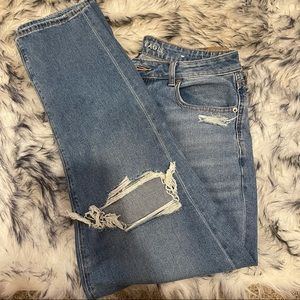 AMERICAN EAGLE MOM JEAN